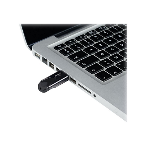 Ein schwarzer USB-Stick steckt in einem silbernen Laptop. Auf dem Stick ist ein Markenname zu sehen.
