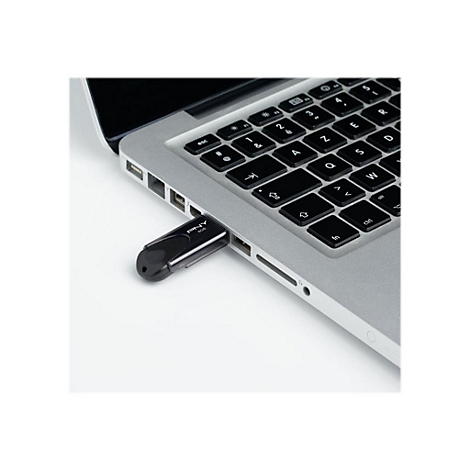 Schwarzer USB-Stick steckt in einem silbernen Laptop. Der Stick trÃ¤gt die Aufschrift PREY.