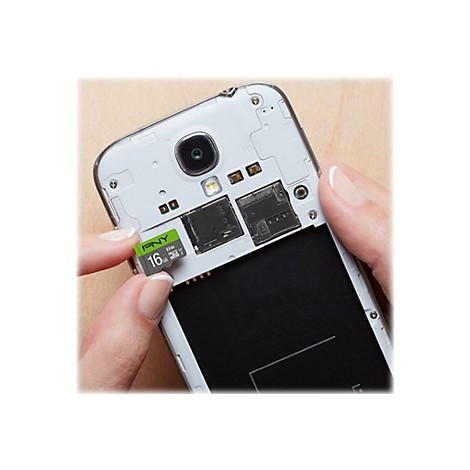 Eine Hand setzt eine grÃ¼ne PNY 16 GB Speicherkarte in ein geÃ¶ffnetes Smartphone ein.