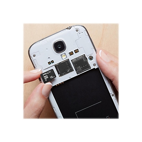 Hand hÃ¤lt SD-Karte, bereit zum Einsetzen in ein Smartphone. Auf der Karte steht 'PNY 16'.