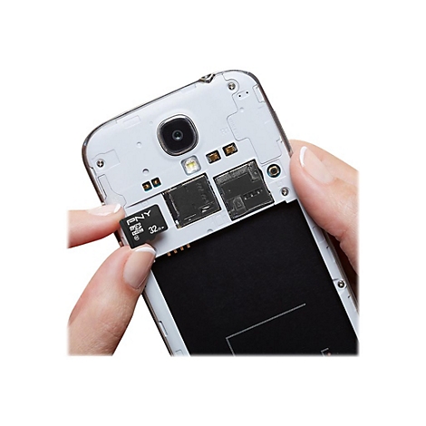 Person steckt SD-Karte in ein Handy. Karte mit PNY 32GB Beschriftung.