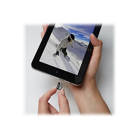 Une main tient une tablette montrant un snowboarder. Une autre main tient une carte SD.