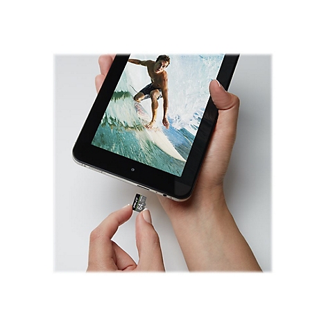 Une main tient une tablette avec une image de surfeur. En dessous de la tablette, une petite carte mÃ©moire est montrÃ©e.
