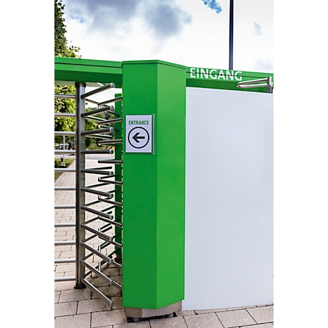 Accès vert avec tourniquet, panneau fléché "Entrance" et le mot "Eingang".