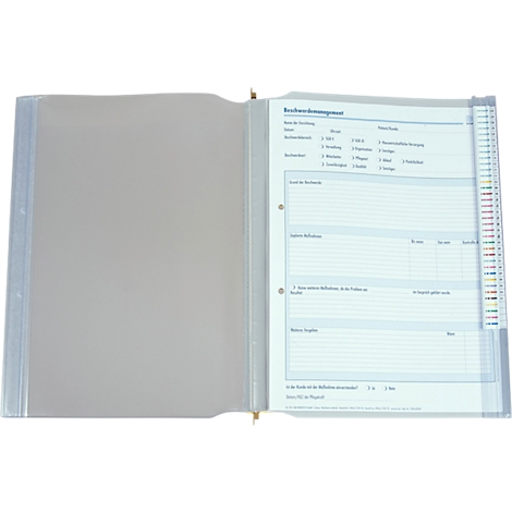 Classeur ouvert avec des feuilles perforées. Une feuille étiquetée est visible à droite. Il y a des onglets colorés.