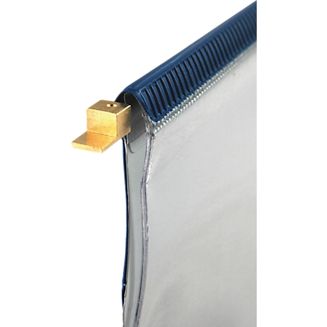 Gros plan sur un coin de tissu blanc avec une bordure bleue et une pièce métallique dorée.