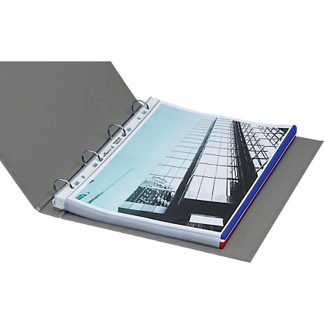 Dossier gris avec couvercle ouvert. A l'intérieur, des feuilles dans des pochettes transparentes avec une image d'une façade en verre.