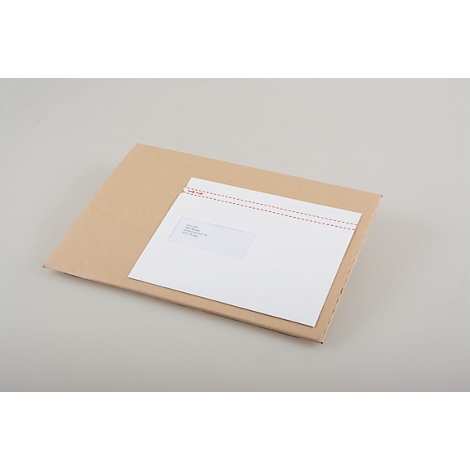 Une enveloppe et une carte postale sont posées sur une base en carton brun.