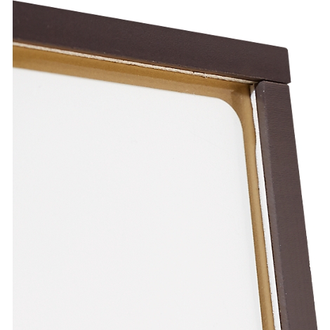 Gros plan d'un coin : Cadre marron foncé entourant une surface blanche avec espace beige.