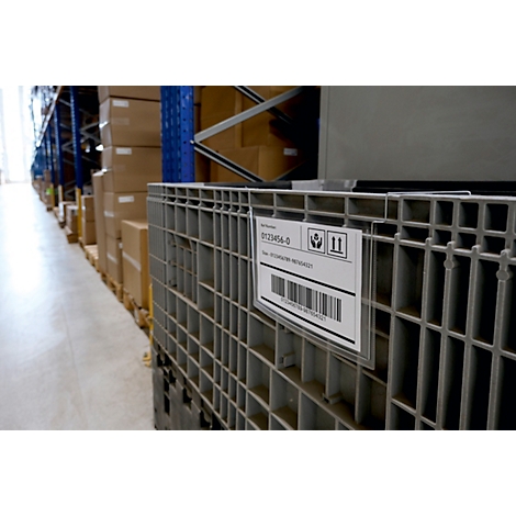 Conteneur en plastique gris avec étiquette dans un entrepôt. L'étiquette indique "0123456-0" et comprend un code-barres.