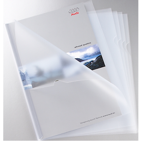 Dossier de brochure transparent avec logo Audi, autres dossiers derrière. La couverture indique "allroad quattro".