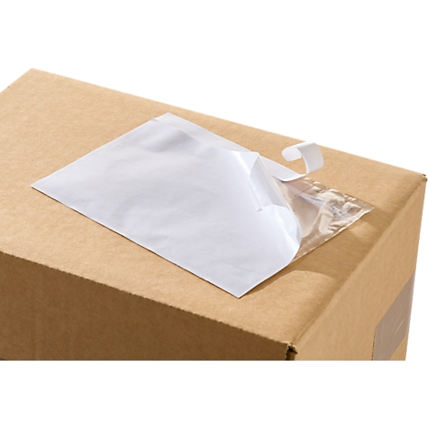 Pochette porte-documents autocollante sur un carton brun, partiellement ouverte.