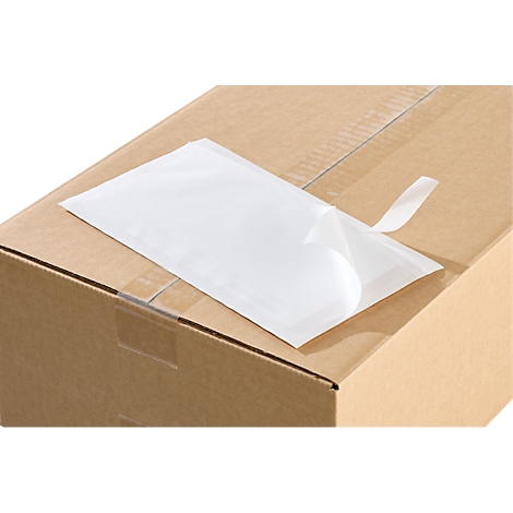 Boîte en carton brun avec une pochette porte-documents blanche collée, dont la bande de protection est partiellement retirée.