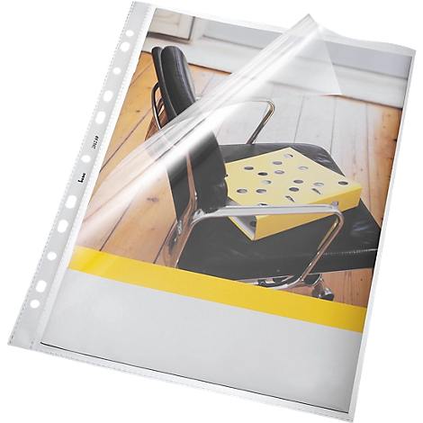 Pochette transparente avec contenu partiellement visible. Une chaise et une table sont en arrière-plan.