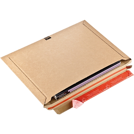 Enveloppe d'expédition marron ouverte avec contenu partiellement visible et ruban adhésif rouge.