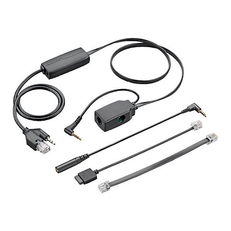 Mehrere schwarze Kabel und Adapter, darunter ein Adapter mit dem Aufdruck "Plantronics".
