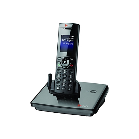 Ein schwarzes schnurloses Telefon mit Basisstation. Auf dem Display stehen Name, Uhrzeit und Datum. Das Telefon hat Tasten und ein Poly-Logo.