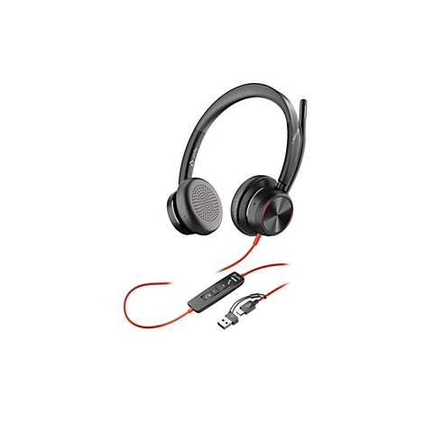 Schwarzes Poly Headset mit rotem Kabel, Fernbedienung und USB-A sowie USB-C Anschluss vor weißem Hintergrund.