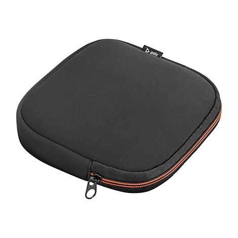 Schwarze, rechteckige Tasche, Reißverschluss mit orangefarbenem Innenfutter. Oben links Logo von Poly.