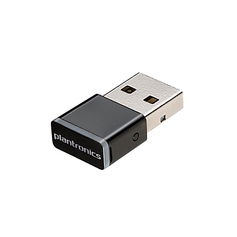 Ein schwarzer Plantronics USB-Dongle mit silberfarbenem USB-Stecker, auf weißem Hintergrund.