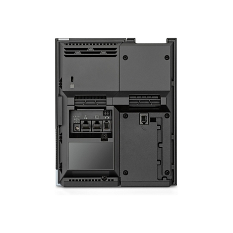 Rückseite eines schwarzen elektronischen Geräts mit verschiedenen Anschlüssen und Lüftungsschlitzen. Stecker, Anschlüsse und Symbole sind sichtbar.