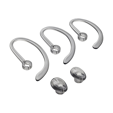 Draufsicht von drei Ohrbügeln und zwei Ohrstöpseln, transparentes Material, auf weißem Hintergrund.