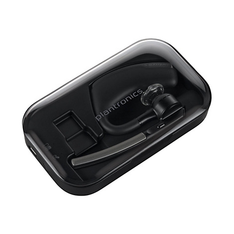 Schwarzes Plantronics Bluetooth-Headset in einer transparenten Hülle, das auf weißem Hintergrund liegt.