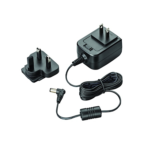 Ein schwarzes Netzteil mit einem Netzkabel, einem Stecker und einem zusätzlichen Adapter auf weißem Hintergrund.