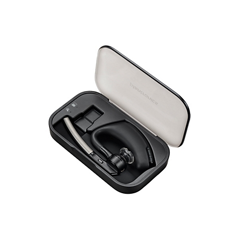 Ein schwarzes Bluetooth-Headset in einer schwarzen Hülle. Die Hülle ist geöffnet, der Deckel mit dem Schriftzug "plantronics" versehen.