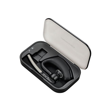 Schwarzes Bluetooth-Headset in schwarzer Aufbewahrungsbox mit geöffnetem Deckel. Plantronics Schriftzug. Grauer Mikrofonarm.
