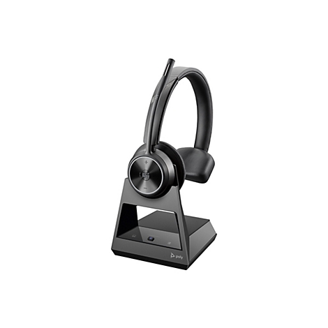 Schwarzes Poly Voyager Headset auf einer passenden Ladestation vor weißem Hintergrund.