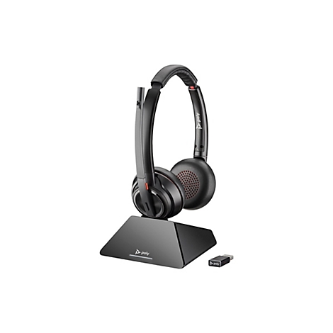 Schwarzes Headset mit roter Akzentuierung auf einem Ständer und einem USB-Dongle. Poly Logo.