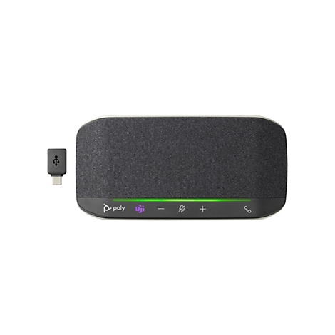 Ein rechteckiges, graues Konferenzgerät von Poly. Unterhalb der grauen Oberfläche befinden sich Bedienelemente und das Logo von Teams. Daneben liegt ein USB-Adapter.