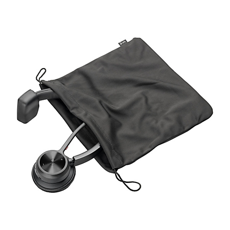 Schwarzer Kopfhörer in einer schwarzen Stofftasche mit Kordelzug. Poly-Logo auf der Tasche.