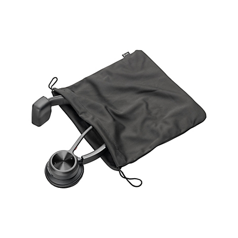 Ein schwarzes Headset liegt teilweise in einem schwarzen Beutel. Der Beutel hat eine Kordel und das Logo Poly.