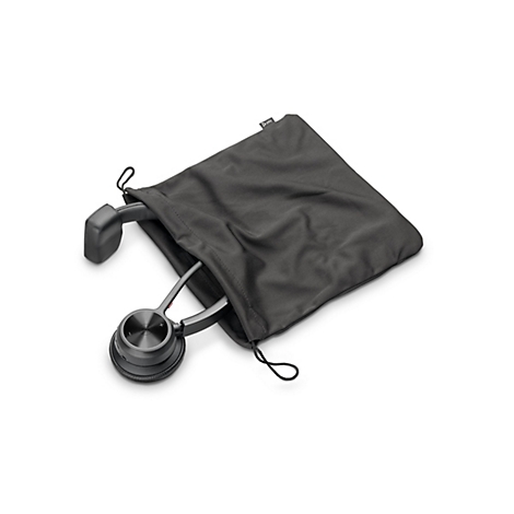 Schwarzes Headset, teilweise aus einer schwarzen Stofftasche mit Kordelzug ragend.