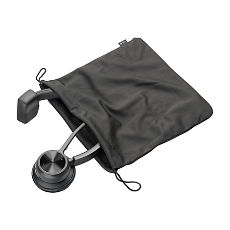 Schwarzer Kopfhörer in einer schwarzen Stofftasche. Auf dem Kopfhörer befinden sich Knöpfe mit Plus- und Minuszeichen. Die Tasche hat einen Kordelzug.