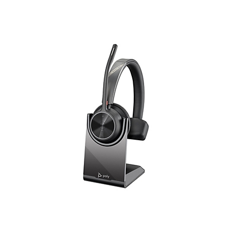 Ein graues Headset mit Ladeschale, auf weißem Hintergrund. Das Headset hat einen Bügel und einen Mikrofonarm. Das Logo von Poly ist auf der Ladeschale zu sehen.