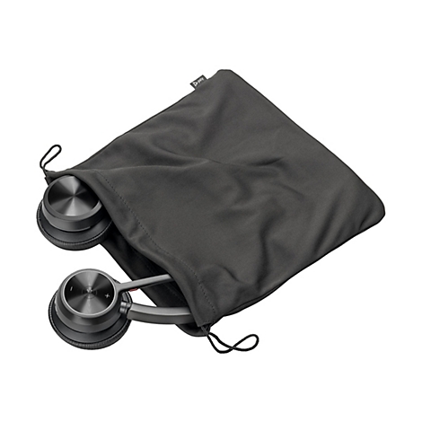 Dunkelgrauer Kopfhörer mit Tragetasche, Teilansicht. Der Kopfhörer liegt in einer offenen, schwarzen Tasche. Auf der Tasche ist der Markenname "poly" zu sehen.