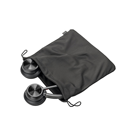 Dunkelgraue Kopfhörer halb aus einer passenden Stofftasche heraus, weißer Hintergrund.