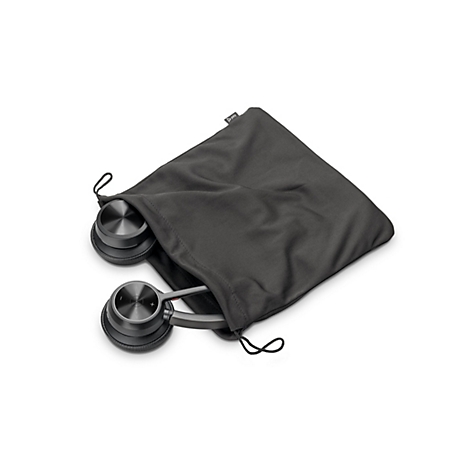 Schwarze Poly Kopfhörer teilweise in einer passenden, schwarzen Aufbewahrungstasche mit Kordelzug.