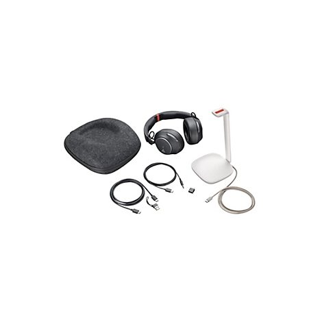 Kopfhörer-Set mit Ladekabeln, Case und Ständer. Die Kopfhörer sind schwarz mit roter Akzentfarbe. Das Set ist auf weißem Hintergrund.