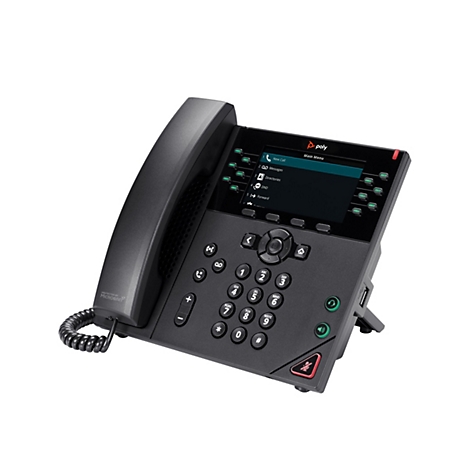 Schwarzes Poly-Tischtelefon mit Display und Ziffernblock. Auf dem Bildschirm: Hauptmenü mit Optionen. Logo von Poly.