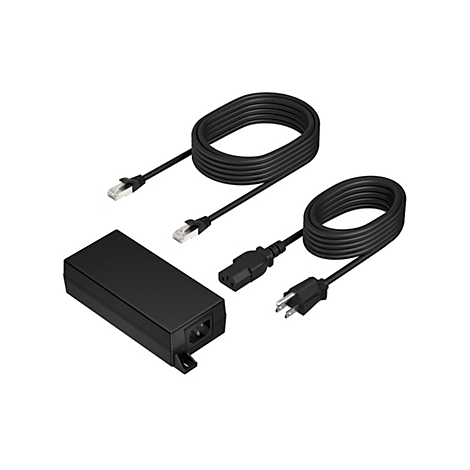 Ein schwarzes Netzteil mit zwei Ethernet-Kabeln und einem Stromkabel auf weißem Hintergrund.