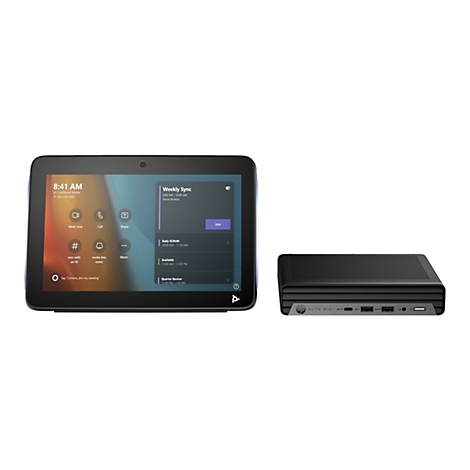 Une tablette affiche une interface de réunion avec des options de réunion et des horaires. À droite se trouve un PC de bureau noir.