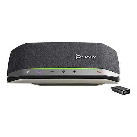 Ein schwarzer Lautsprecher mit Poly-Logo und Bedienknöpfen. Dazu ein schwarzer USB-Dongle mit PLT-Schriftzug.