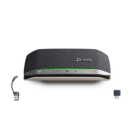 Draufsicht auf ein schwarzes Lautsprechersystem mit Poly-Logo, Knöpfen und mitgeliefertem USB-Adapter.