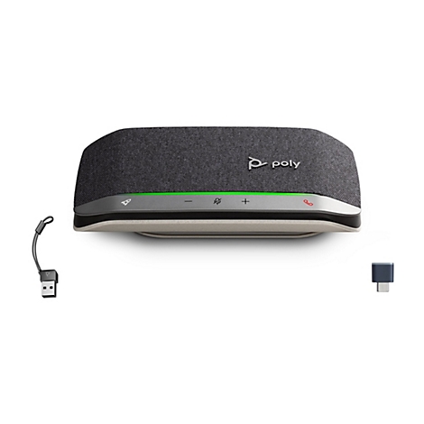Drahtloses Poly-Konferenztelefon vor weißem Hintergrund. Schwarze Textiloberfläche, graue Leiste mit Bedienelementen, grüne LED-Leiste, graue Basis. USB-Dongle und USB-Kabel.