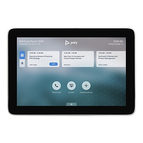 Ein Tablet-Bildschirm mit Meeting-Informationen. Oben links Raumname und Datum, rechts die Uhrzeit. Darunter drei Terminblöcke mit Titel, Datum und Teilnehmern. Unten drei Symbole: Telefonhörer, Bildschirm und Steuerung.