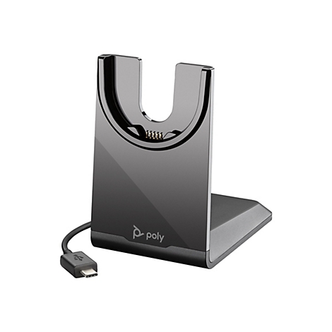 Dunkle Ladestation für ein Headset mit gebogener Halterung, USB-C-Anschluss und Poly-Logo. Auf weißem Hintergrund.